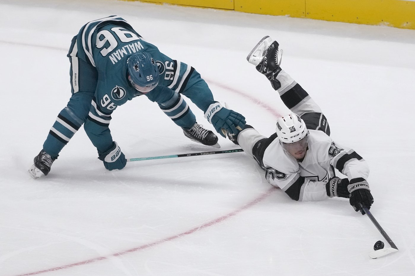 Toffoli scores 3rd-period goal to lift Sharks to 4-2 win over Kings | iNFOnews.ca