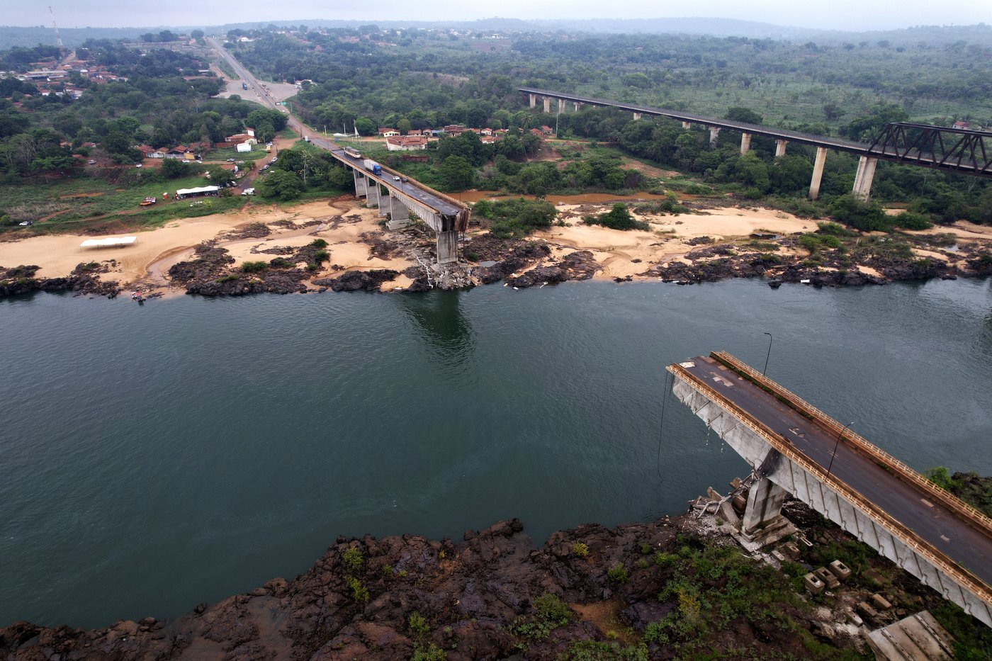 Brazil bridge collapse death toll rises to 9, with 8 other people unaccounted for | iNFOnews.ca Brazil bridge collapse death toll rises to 9, with 8 other people unaccounted for | iNFOnews.ca