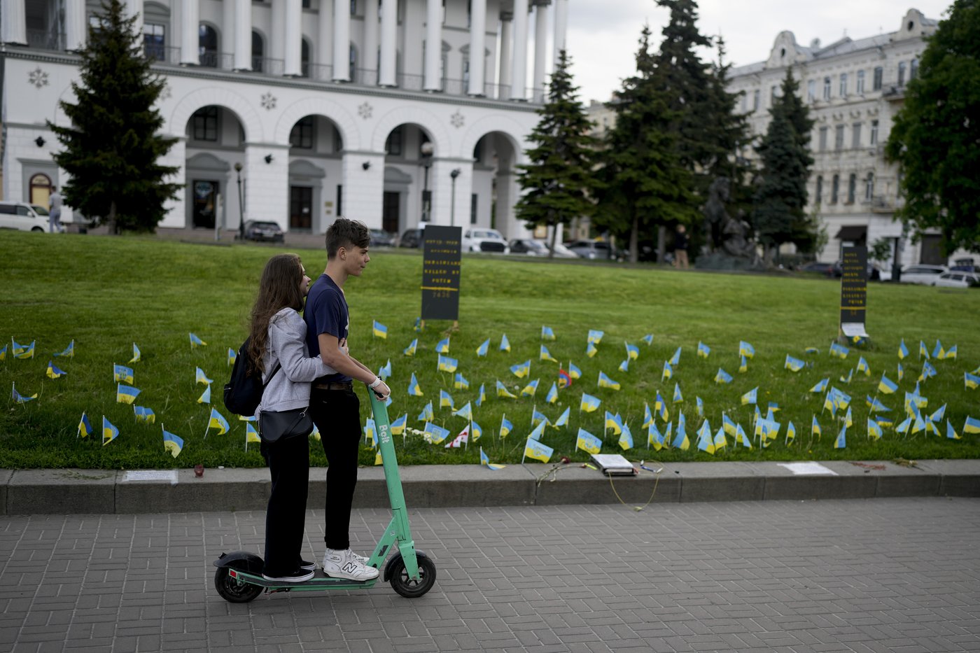A makeshift memorial grows in Ukraine’s capital after 1,000 days of war | iNFOnews.ca