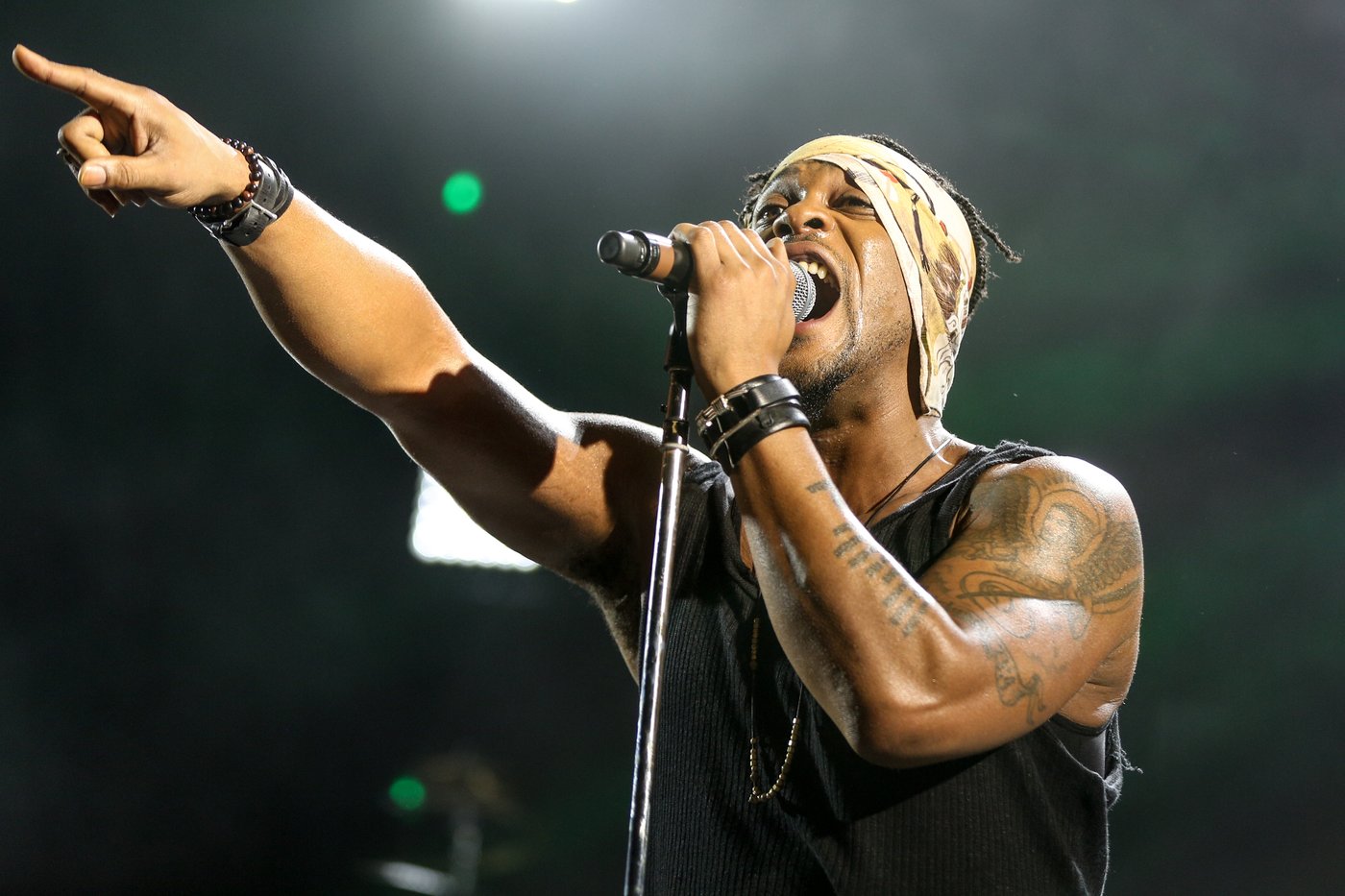 Jamie Foxx, Maxwell, Jill Scott, Flea, Doja Cat and more react to the death of D'Angelo | iNFOnews.ca