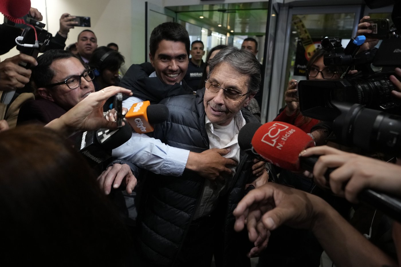 Legendary drug lord Fabio Ochoa is deported to Colombia and walks free after 20 years in US prisons | iNFOnews.ca