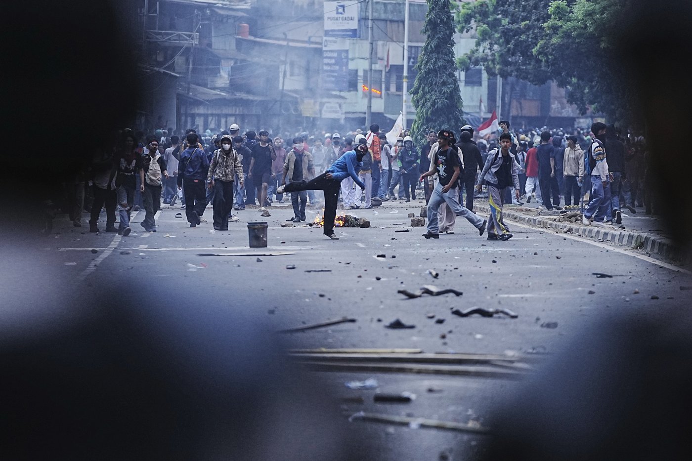 Riot police clash with students protesting lawmakers' allowances in Indonesia | iNFOnews.ca Riot police clash with students protesting lawmakers' allowances in Indonesia | iNFOnews.ca