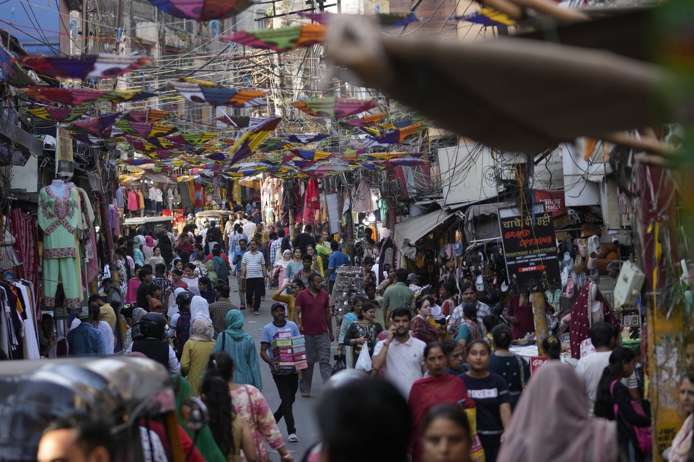 Indians mark Diwali by lighting a record number of earthen lamps | iNFOnews.ca