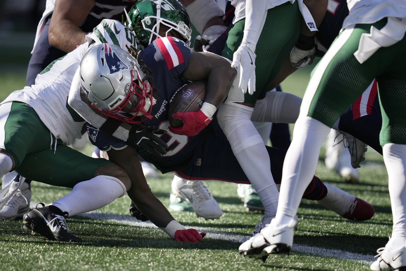 Patriots can't quite celebrate victory over Jets with QB Maye in concussion protocol | iNFOnews.ca Patriots can't quite celebrate victory over Jets with QB Maye in concussion protocol | iNFOnews.ca
