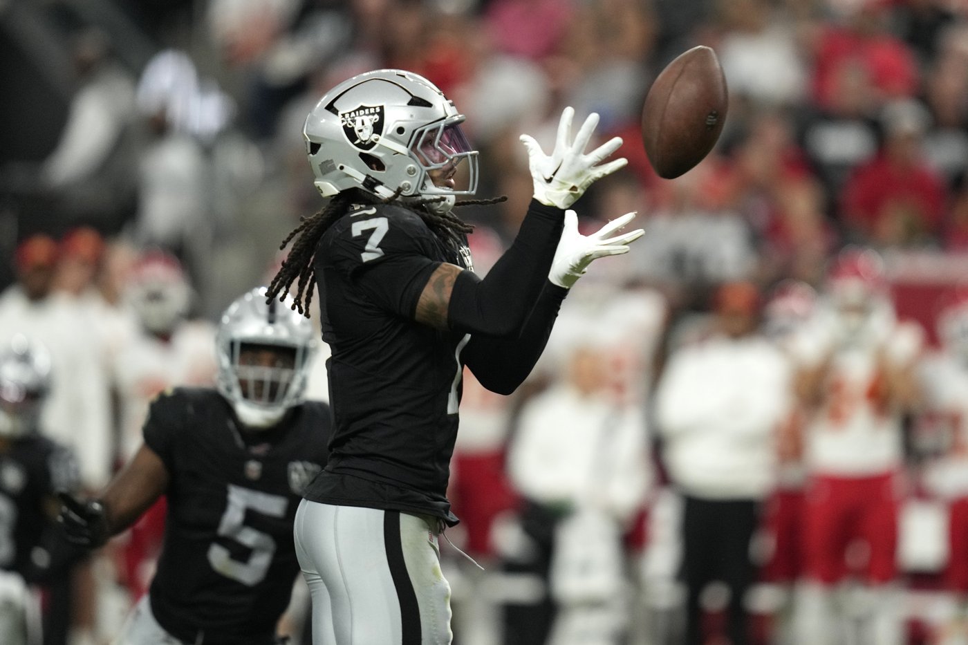 Mahomes passes for 262 yards and 2 TDs, Chiefs beat Raiders 27-20 to improve to 7-0 | iNFOnews.ca Mahomes passes for 262 yards and 2 TDs, Chiefs beat Raiders 27-20 to improve to 7-0 | iNFOnews.ca