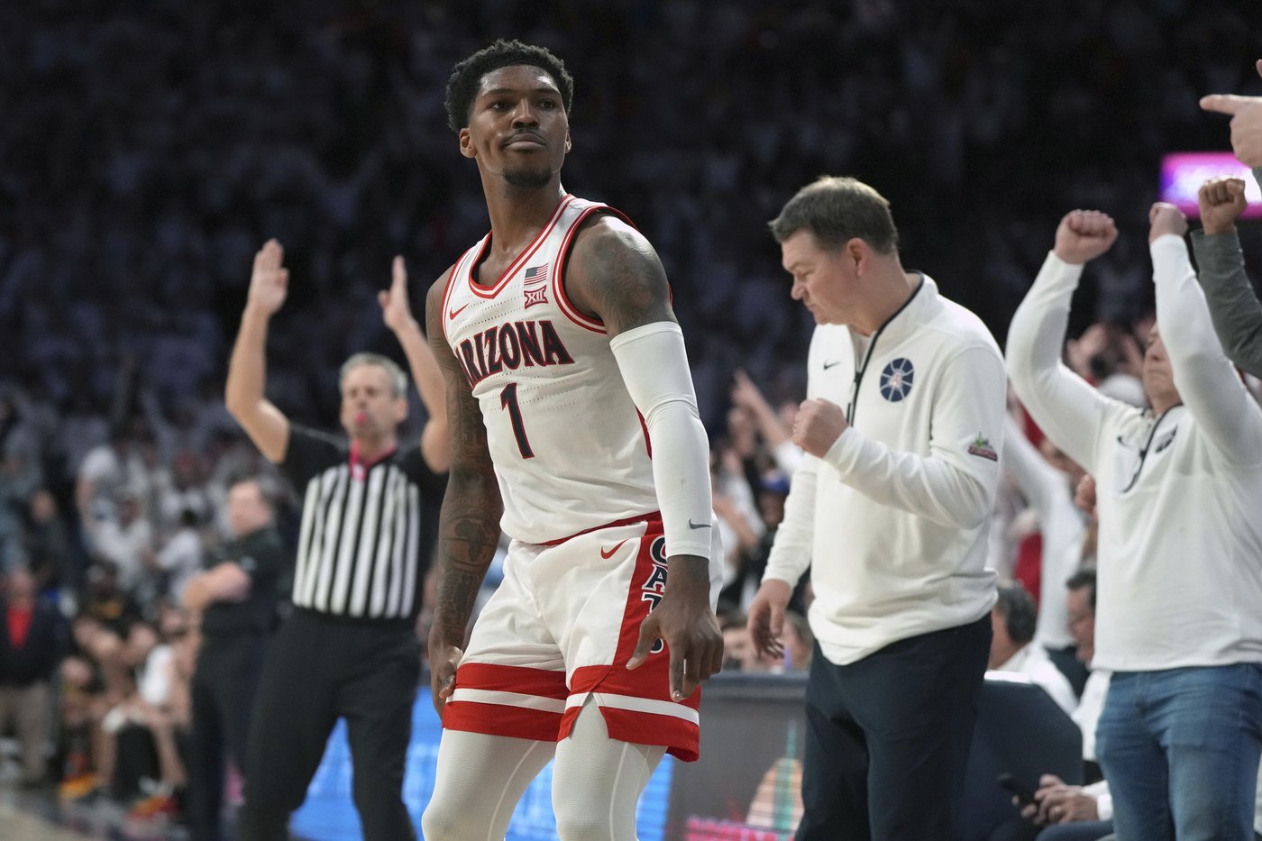 Big-time Love: Arizona's Caleb Love hits half-court heave at buzzer in OT win over No. 3 Iowa State | iNFOnews.ca
