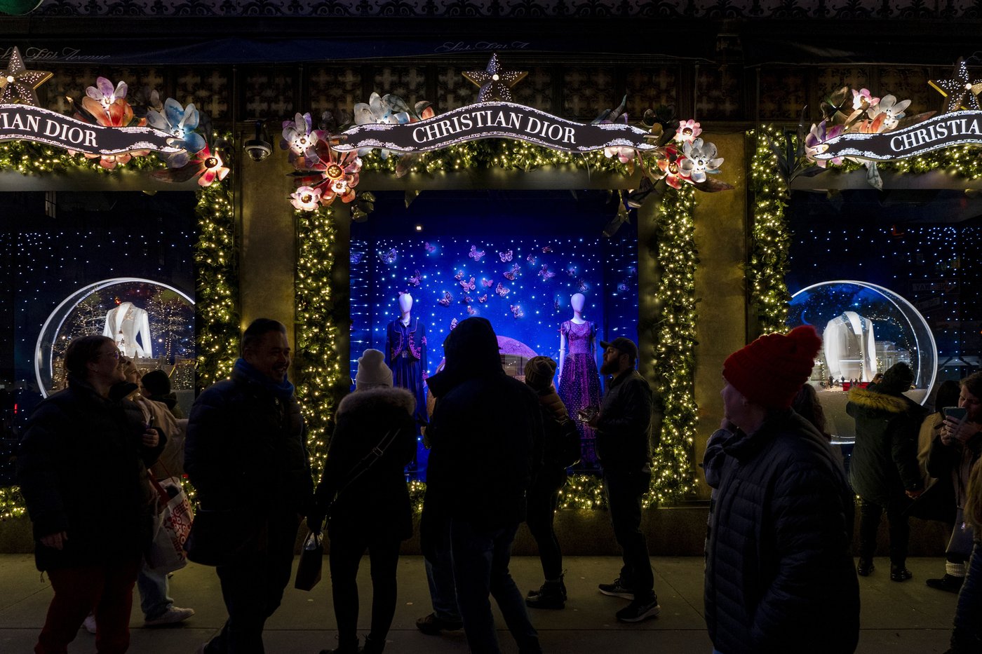 Saks Fifth Avenue's holiday light display in Manhattan changing up this season | iNFOnews.ca