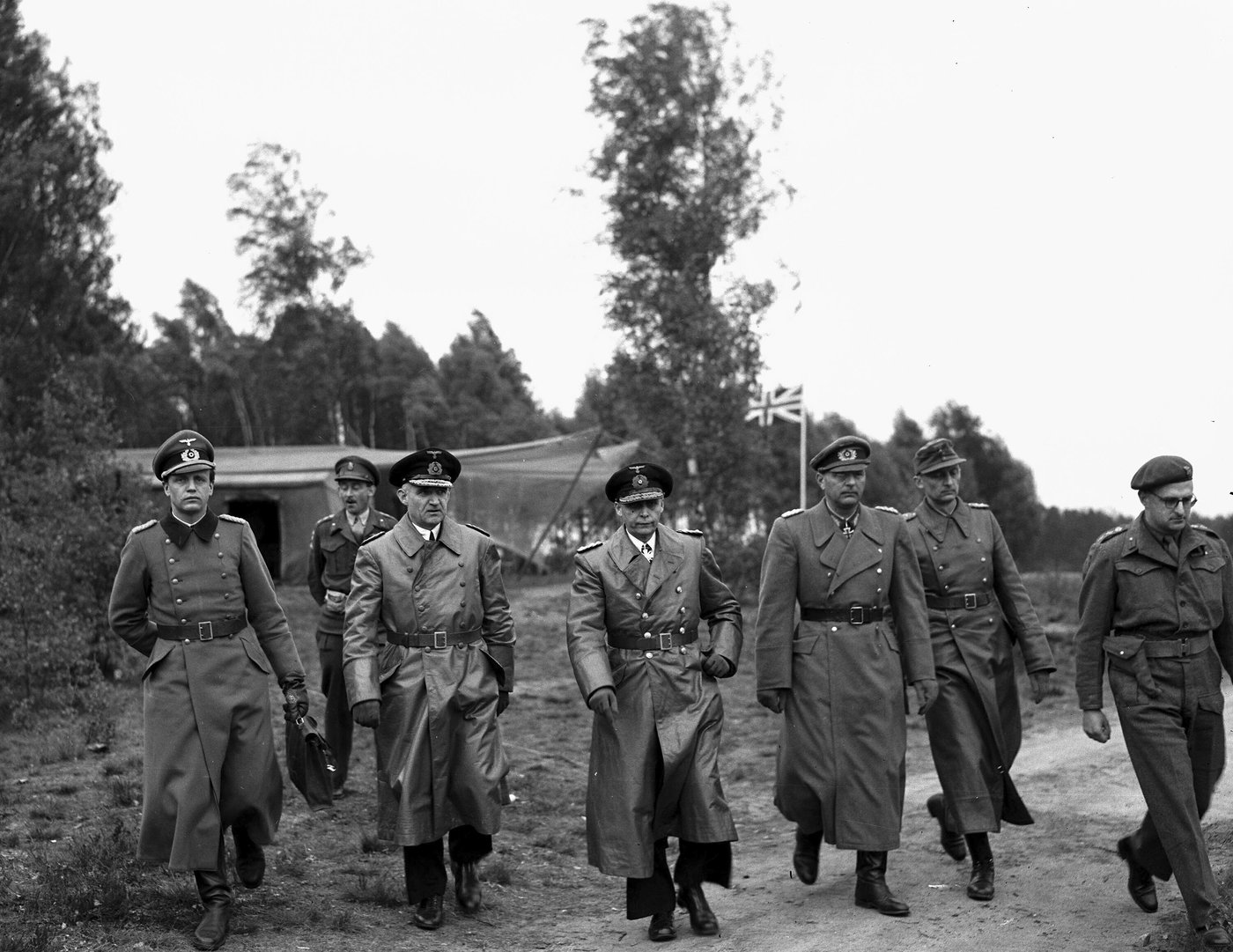 The road to V-E Day, from the assault on Berlin to bonfires and dancing in the capitals of Europe | iNFOnews.ca The road to V-E Day, from the assault on Berlin to bonfires and dancing in the capitals of Europe | iNFOnews.ca