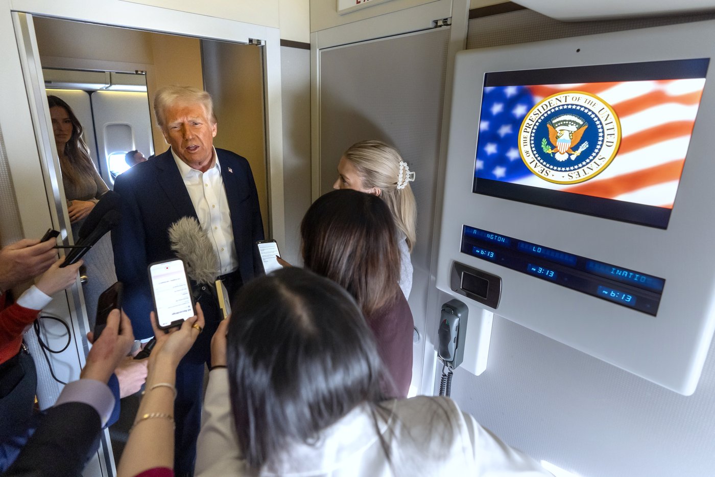Trump's Q&A on Air Force One goes from the plane's color scheme to the fate of TikTok and Canada | iNFOnews.ca Trump's Q&A on Air Force One goes from the plane's color scheme to the fate of TikTok and Canada | iNFOnews.ca