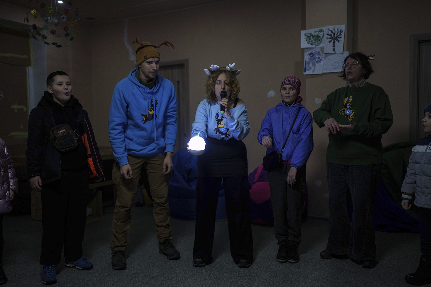 'Reindeer' volunteers bring holiday magic to Ukrainian children living on the frontlines | iNFOnews.ca 'Reindeer' volunteers bring holiday magic to Ukrainian children living on the frontlines | iNFOnews.ca