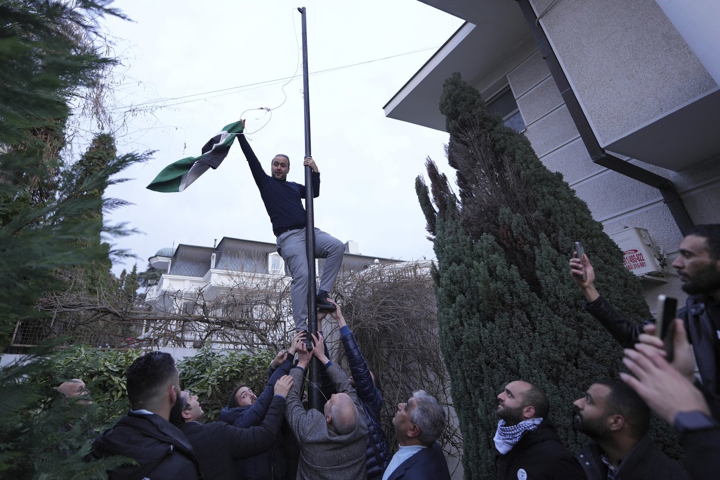 Global reaction to Assad's sudden ouster from Syria ranges from jubilation to alarm | iNFOnews.ca Global reaction to Assad's sudden ouster from Syria ranges from jubilation to alarm | iNFOnews.ca
