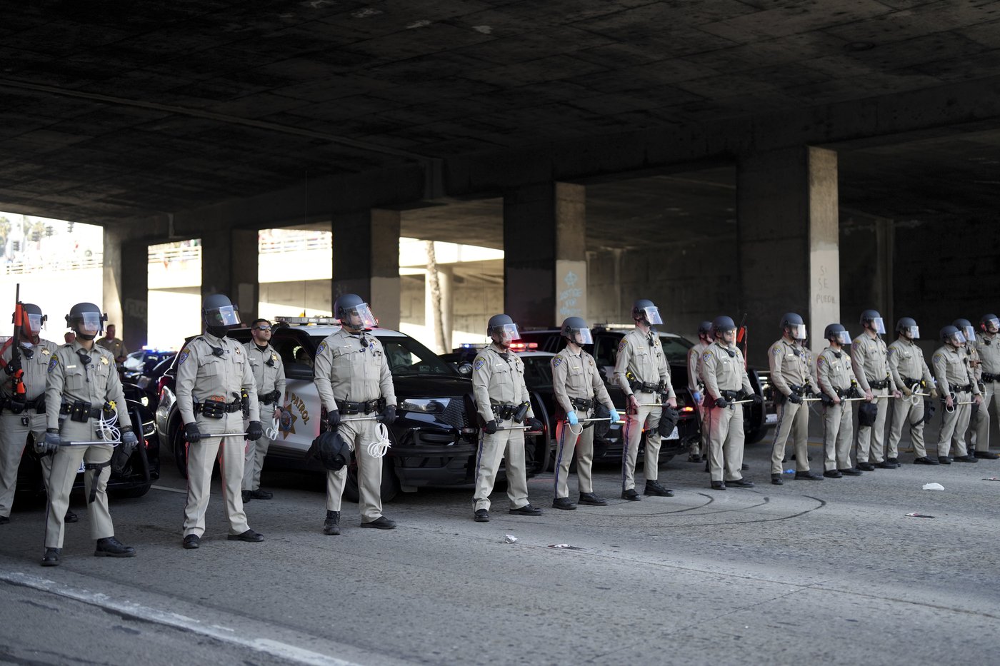 Marchers protesting planned deportations block major freeway in Los Angeles | iNFOnews.ca