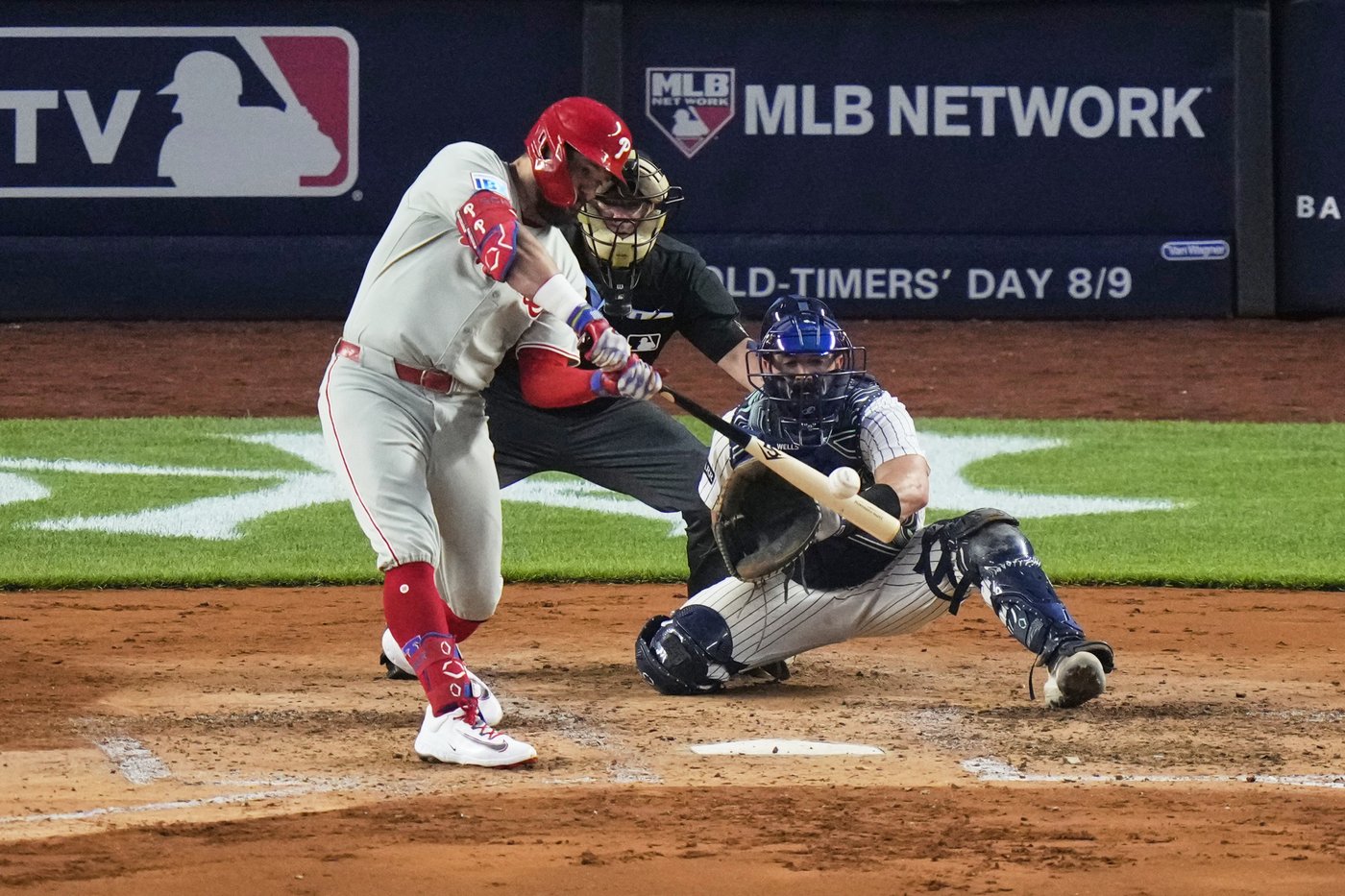 Schwarber, Realmuto power Phillies to 12-5 win, dropping Yankees 5 1/2 games back of Blue Jays | iNFOnews.ca