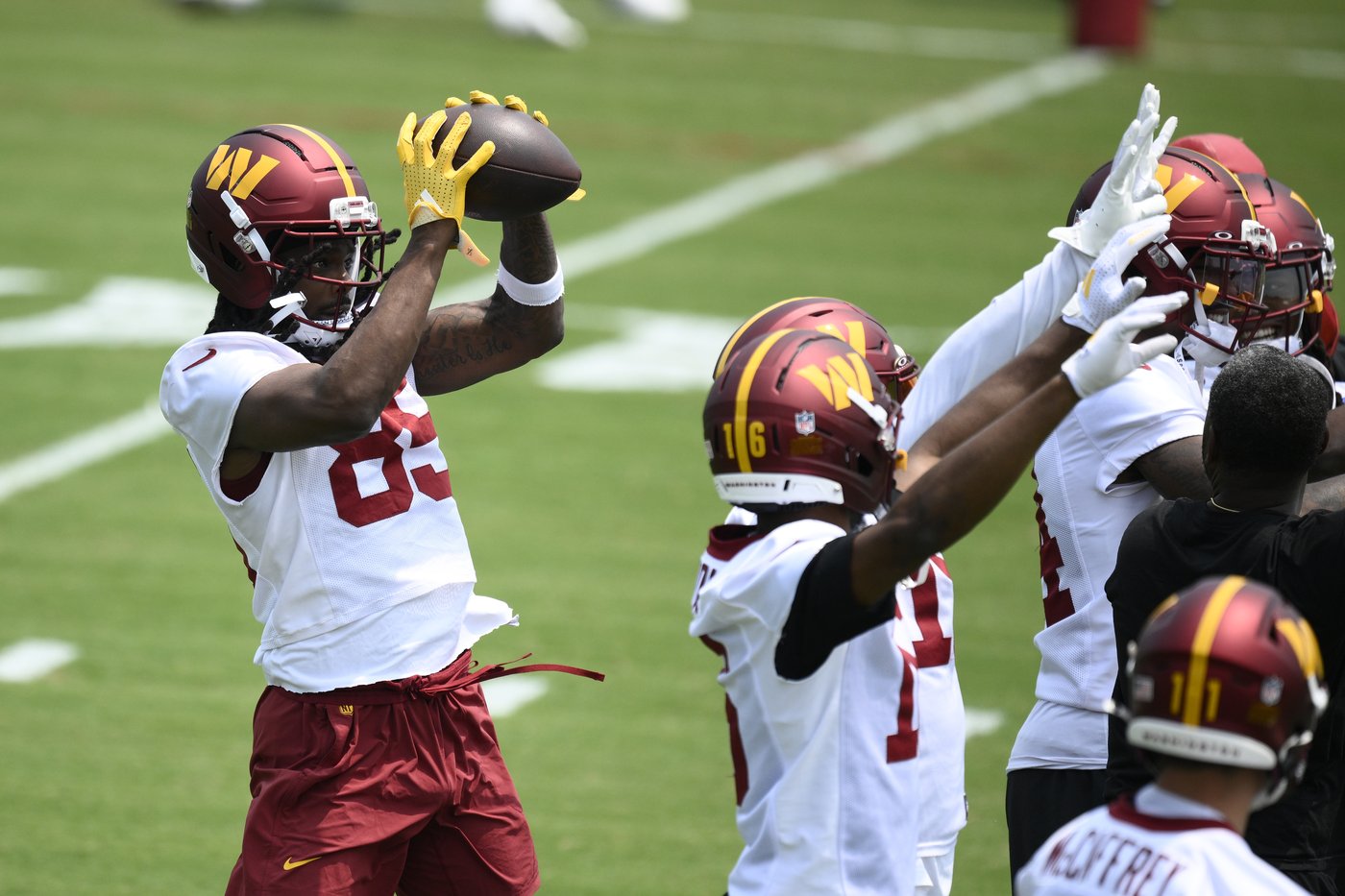 Noah Brown carted off field at Commanders minicamp. Jeremy Reaves gets extended, AP source says | iNFOnews.ca