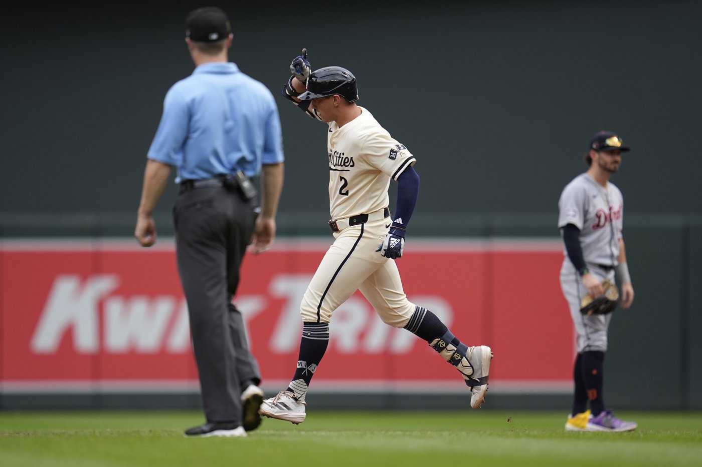 Brooks Lee's 1st grand slam highlights 6-run 3rd inning as Twins top Tigers 8-1 | iNFOnews.ca