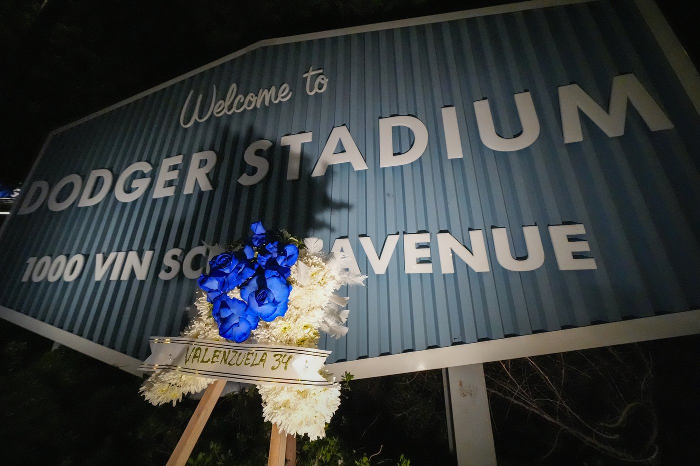Angelenos mourn Mexican-born pitcher Fernando Valenzuela, who starred for the Dodgers in the 1980s | iNFOnews.ca Angelenos mourn Mexican-born pitcher Fernando Valenzuela, who starred for the Dodgers in the 1980s | iNFOnews.ca