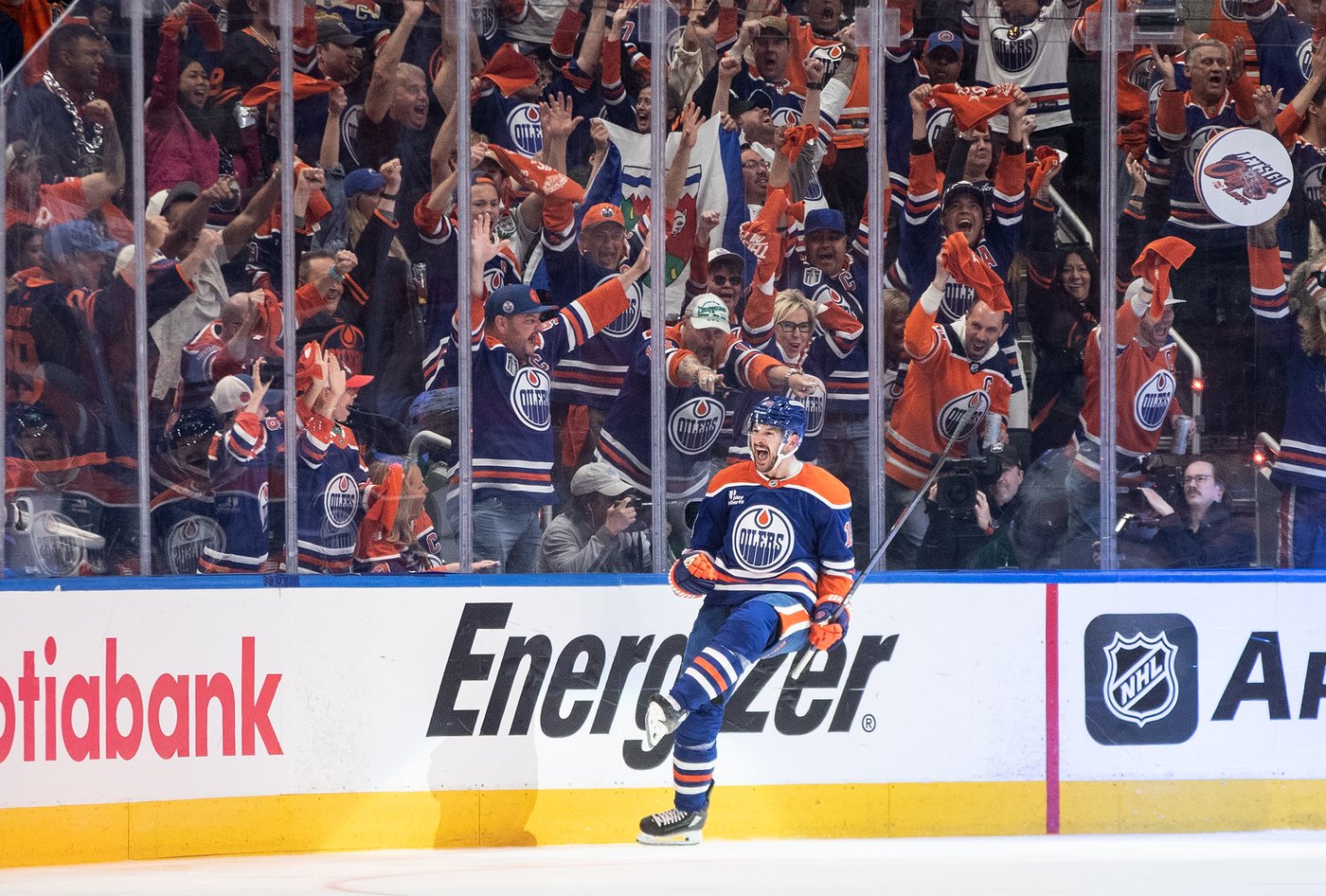 Hyman, McDavid each score twice as Oilers top Stars 6-1 to take 2-1 series lead | iNFOnews.ca Hyman, McDavid each score twice as Oilers top Stars 6-1 to take 2-1 series lead | iNFOnews.ca