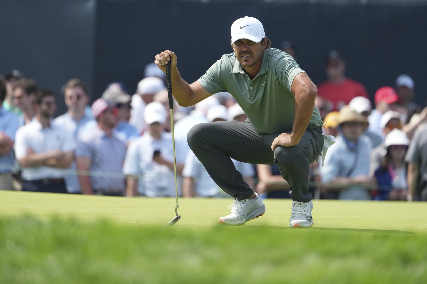 After 2 straight missed cuts in majors, Brooks Koepka is in early contention at Oakmont | iNFOnews.ca