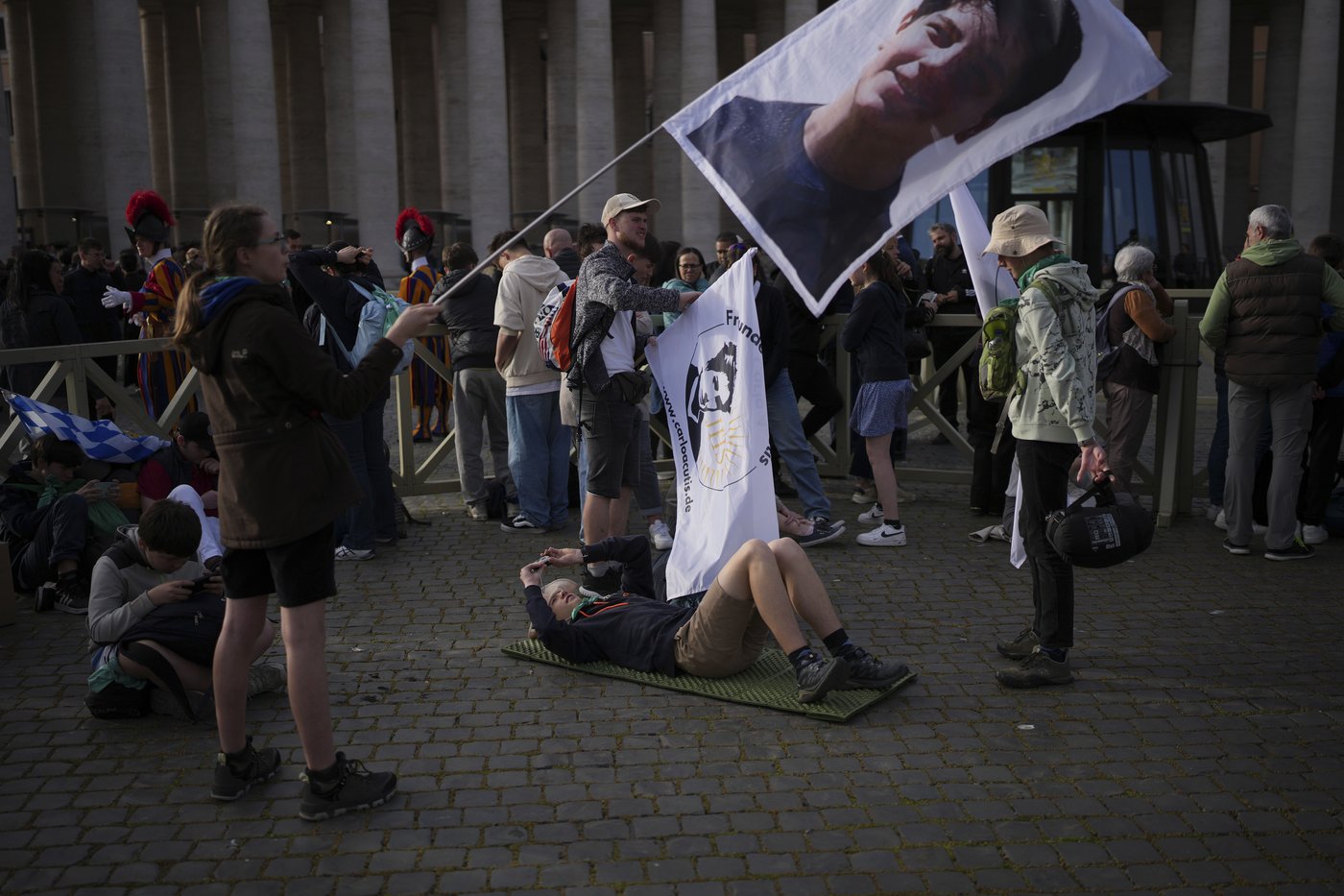 They came for the canonization of a millennial saint. They stayed for Pope Francis' funeral | iNFOnews.ca