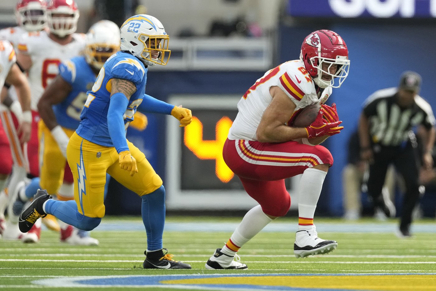 Travis Kelce becomes Chiefs' career receptions leader with 7 catches vs. Chargers | iNFOnews.ca