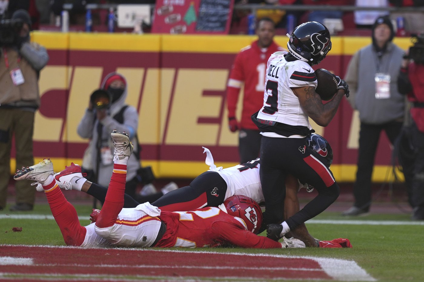 Tank Dell out for season with dislocated knee, torn ACL. Texans claim Diontae Johnson off waivers | iNFOnews.ca