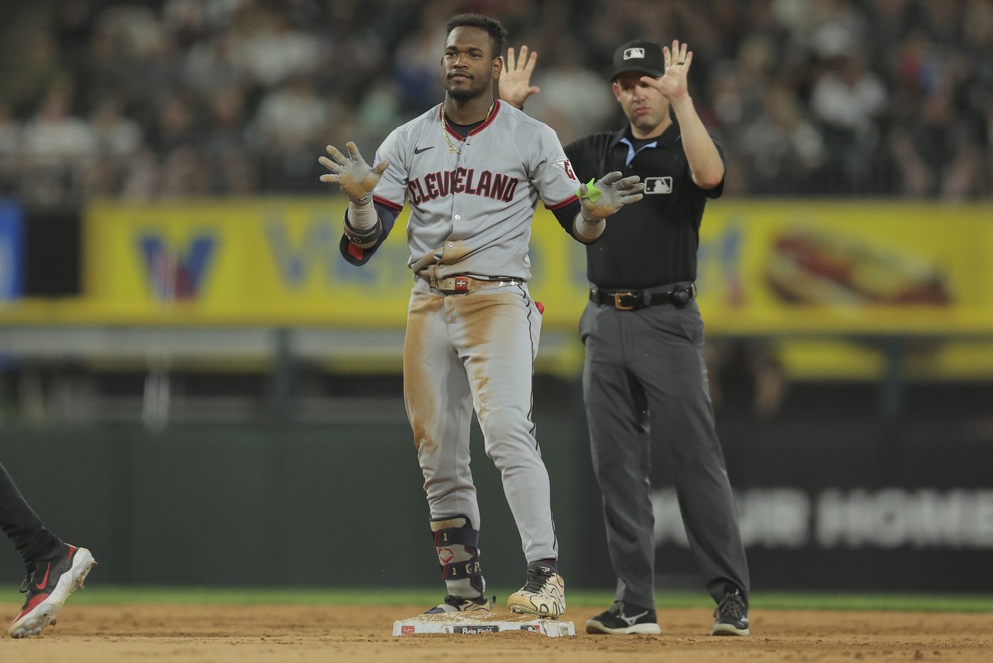 Tauchman gets the winning hit in the 11th as the White Sox beat the Guardians 5-4 for DH split | iNFOnews.ca