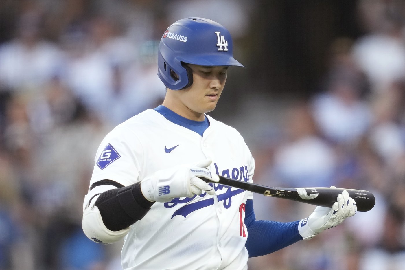 Dodger Stadium fans toss balls and trash on field, interrupt Padres' 10-2 win that evens NLDS | iNFOnews.ca