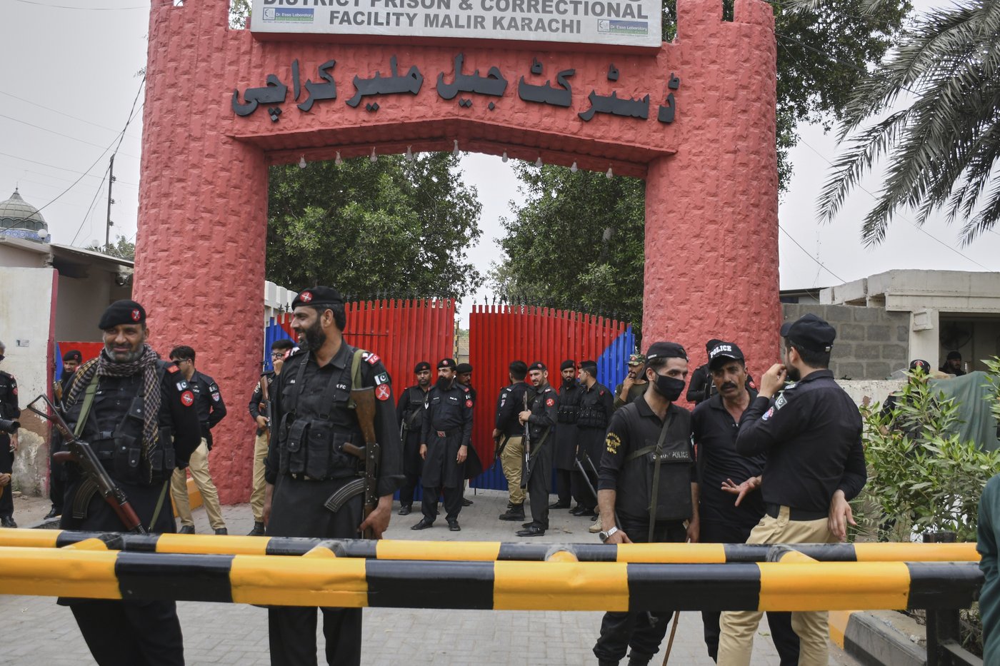 Over 100 inmates escape and 1 is killed as a quake prompts the evacuation of a Pakistan prison | iNFOnews.ca Over 100 inmates escape and 1 is killed as a quake prompts the evacuation of a Pakistan prison | iNFOnews.ca