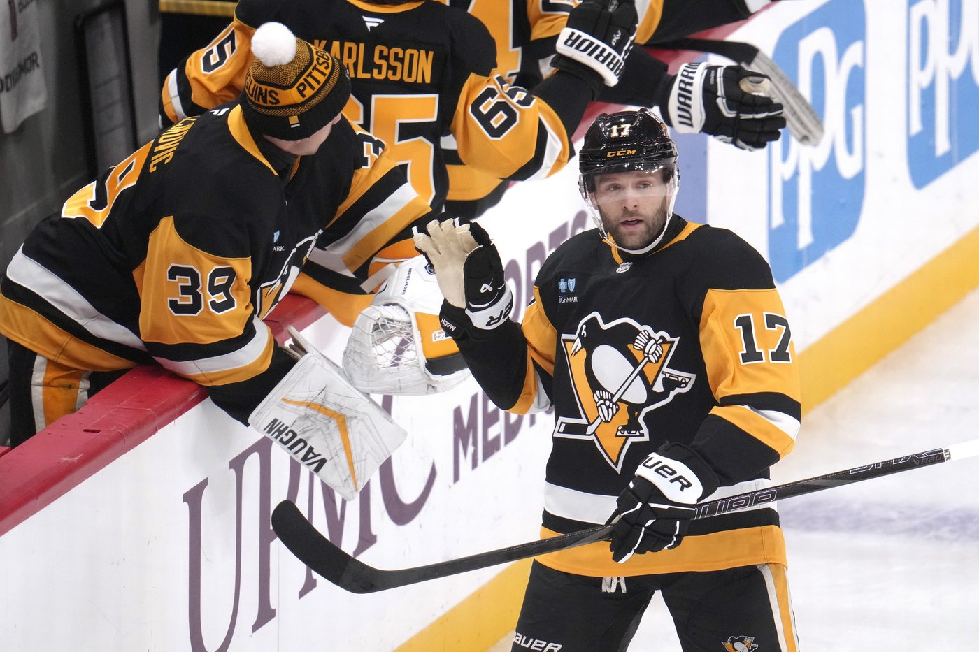Bunting scores decisive power-play goal to power Penguins past Maple Leafs 5-2 | iNFOnews.ca Bunting scores decisive power-play goal to power Penguins past Maple Leafs 5-2 | iNFOnews.ca
