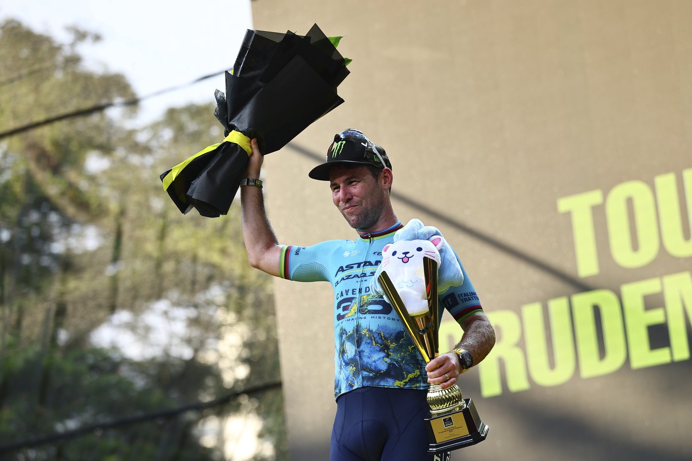 Sprint ace Mark Cavendish ends cycling career in style with Singapore win | iNFOnews.ca Sprint ace Mark Cavendish ends cycling career in style with Singapore win | iNFOnews.ca