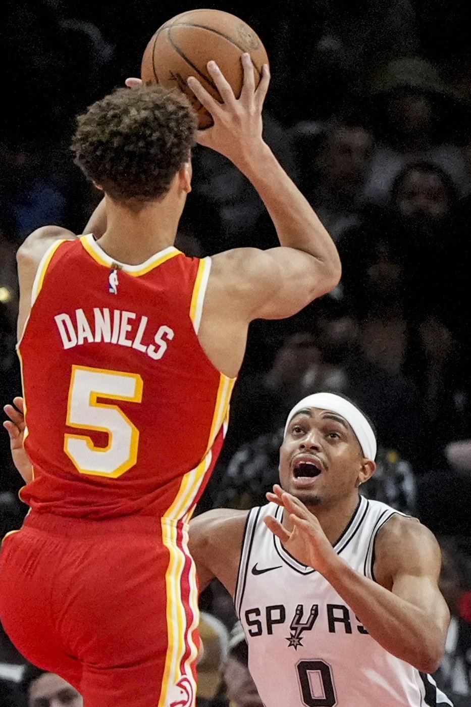 Wembanyama hits decisive free throw as Spurs hold off Hawks 126-125 in Fox's debut | iNFOnews.ca