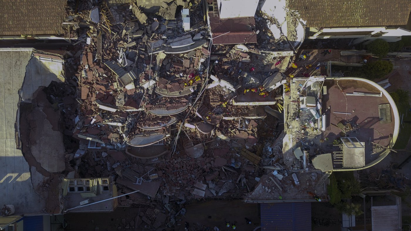 A hotel collapses in Argentina and leaves 1 dead and several trapped | iNFOnews.ca A hotel collapses in Argentina and leaves 1 dead and several trapped | iNFOnews.ca