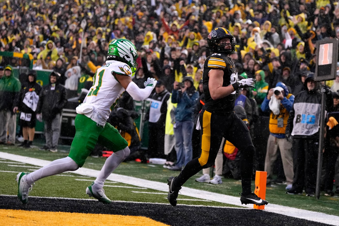 No. 6 Oregon escapes with 18-16 win over Iowa on Sappington's field goal with 3 seconds left | iNFOnews.ca No. 6 Oregon escapes with 18-16 win over Iowa on Sappington's field goal with 3 seconds left | iNFOnews.ca