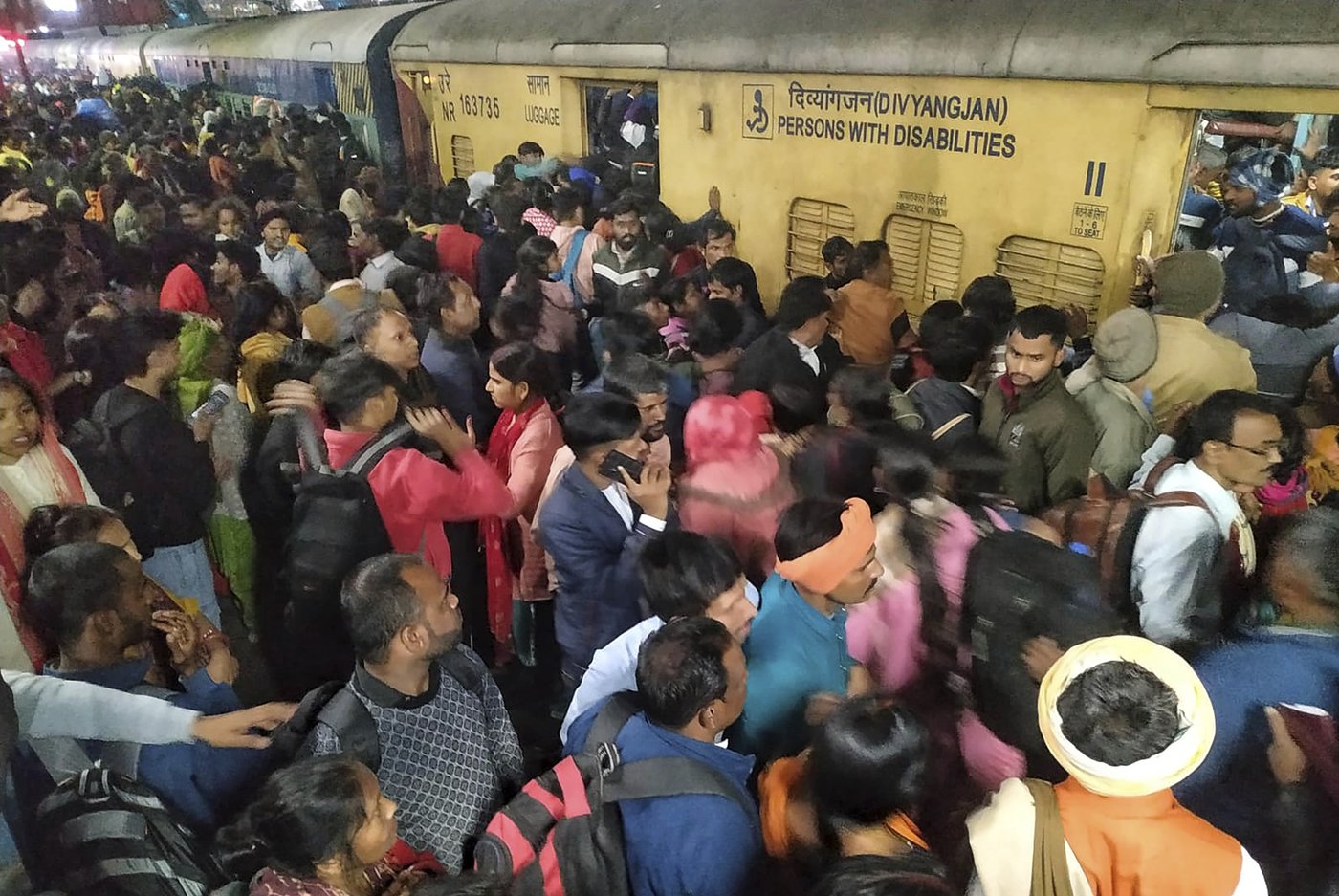 At least 18 people are dead after a stampede at New Delhi railway station in India | iNFOnews.ca At least 18 people are dead after a stampede at New Delhi railway station in India | iNFOnews.ca