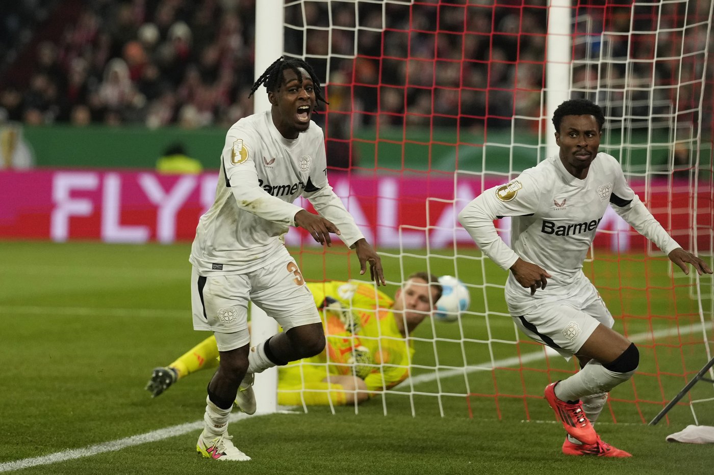 Neuer gets sent off for 1st time and Bayern Munich exits German Cup early again | iNFOnews.ca Neuer gets sent off for 1st time and Bayern Munich exits German Cup early again | iNFOnews.ca