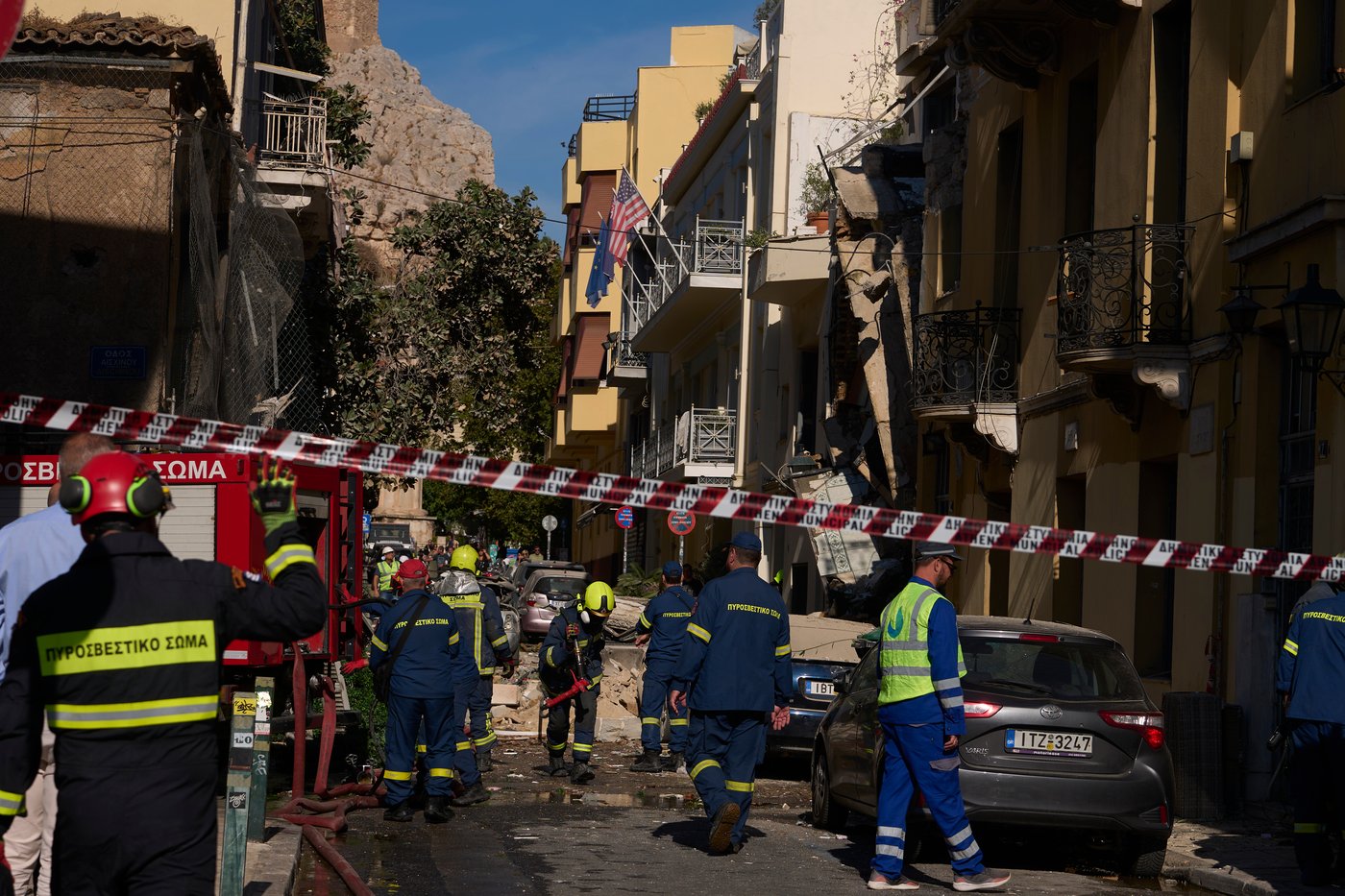 Blast near Acropolis in Greece injures 2, collapses a building. Local media say gas leak suspected | iNwheels