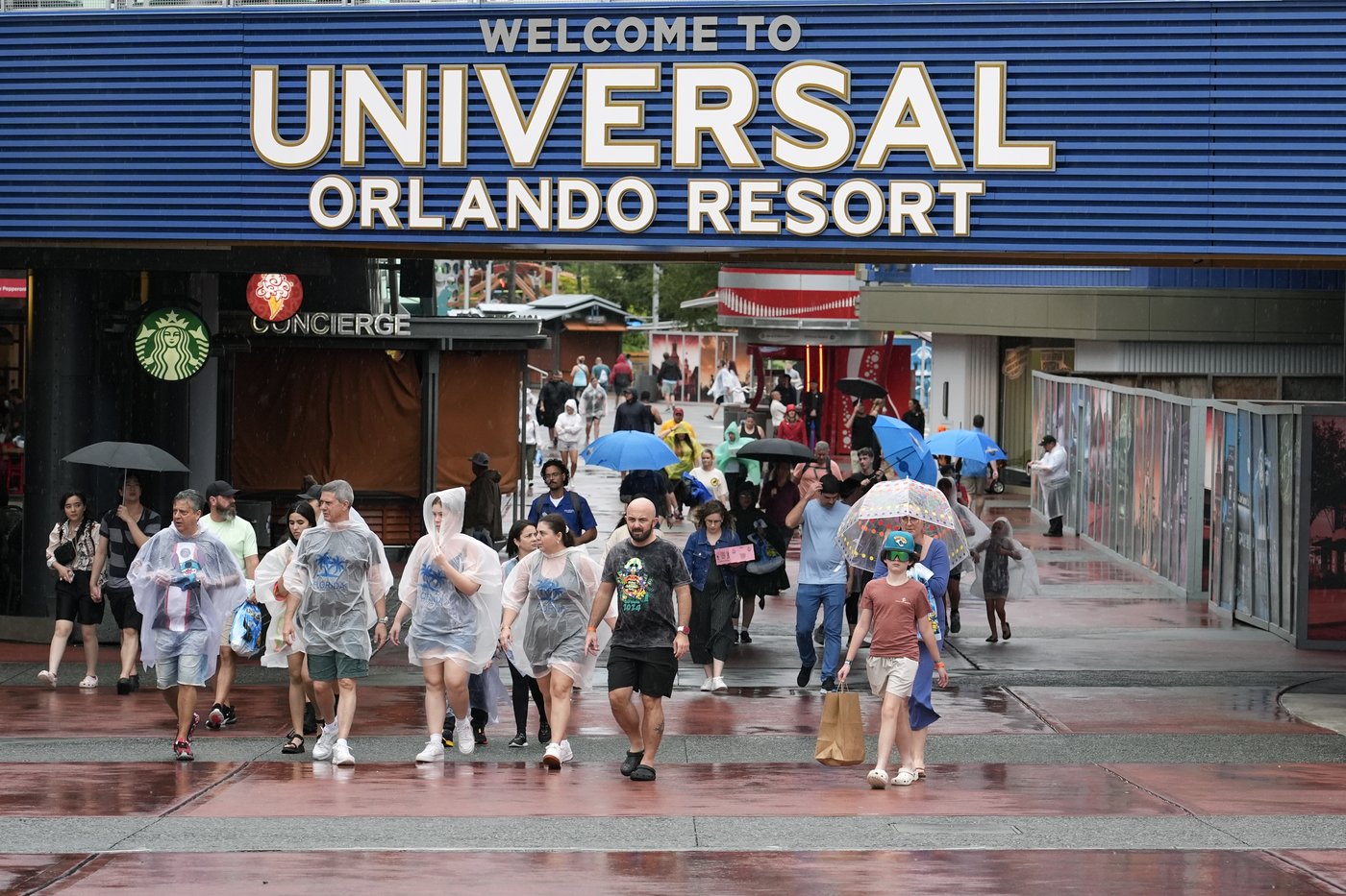 Disney World and Universal closures halt Orlando tourism as Milton approaches | iNFOnews.ca