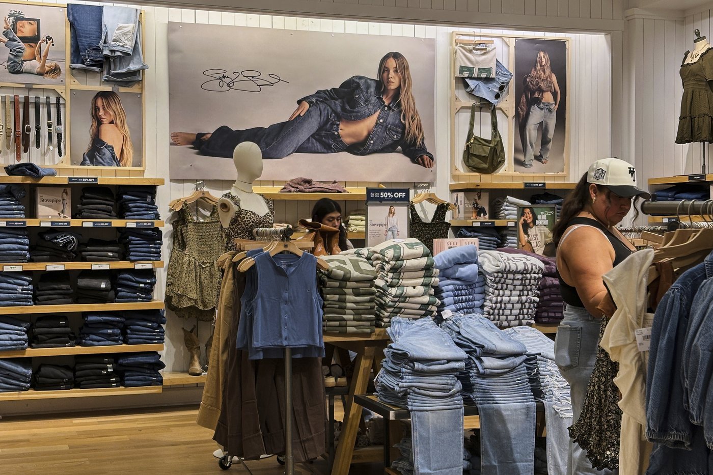 American Eagle counts new customers after Sydney Sweeney ad frenzy and shares soar | iNFOnews.ca