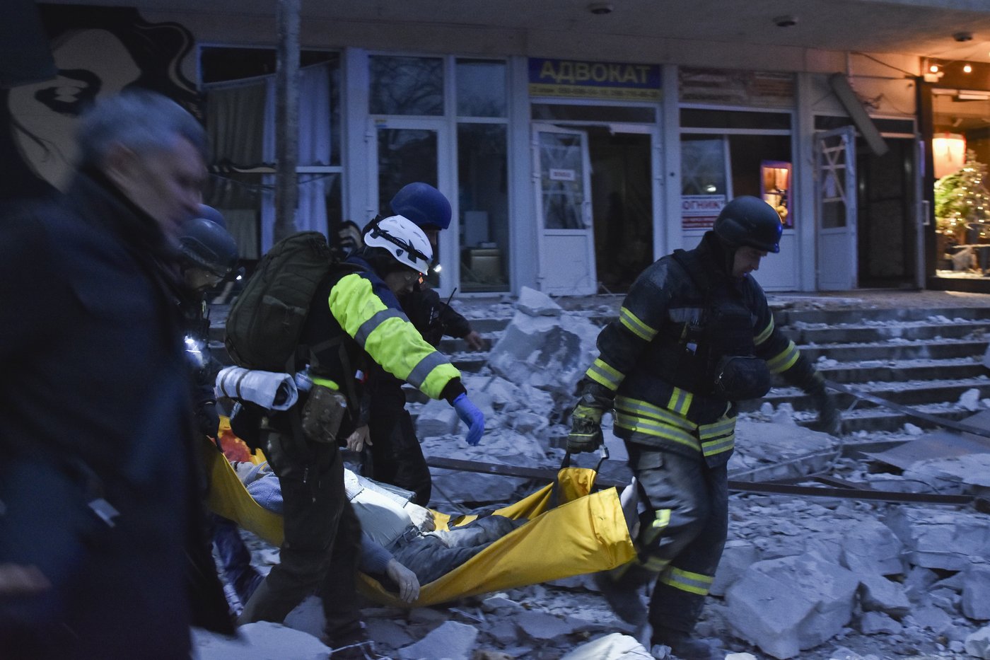 2 Ukrainian women are pulled alive from rubble hours after Russian missile strike | iNFOnews.ca