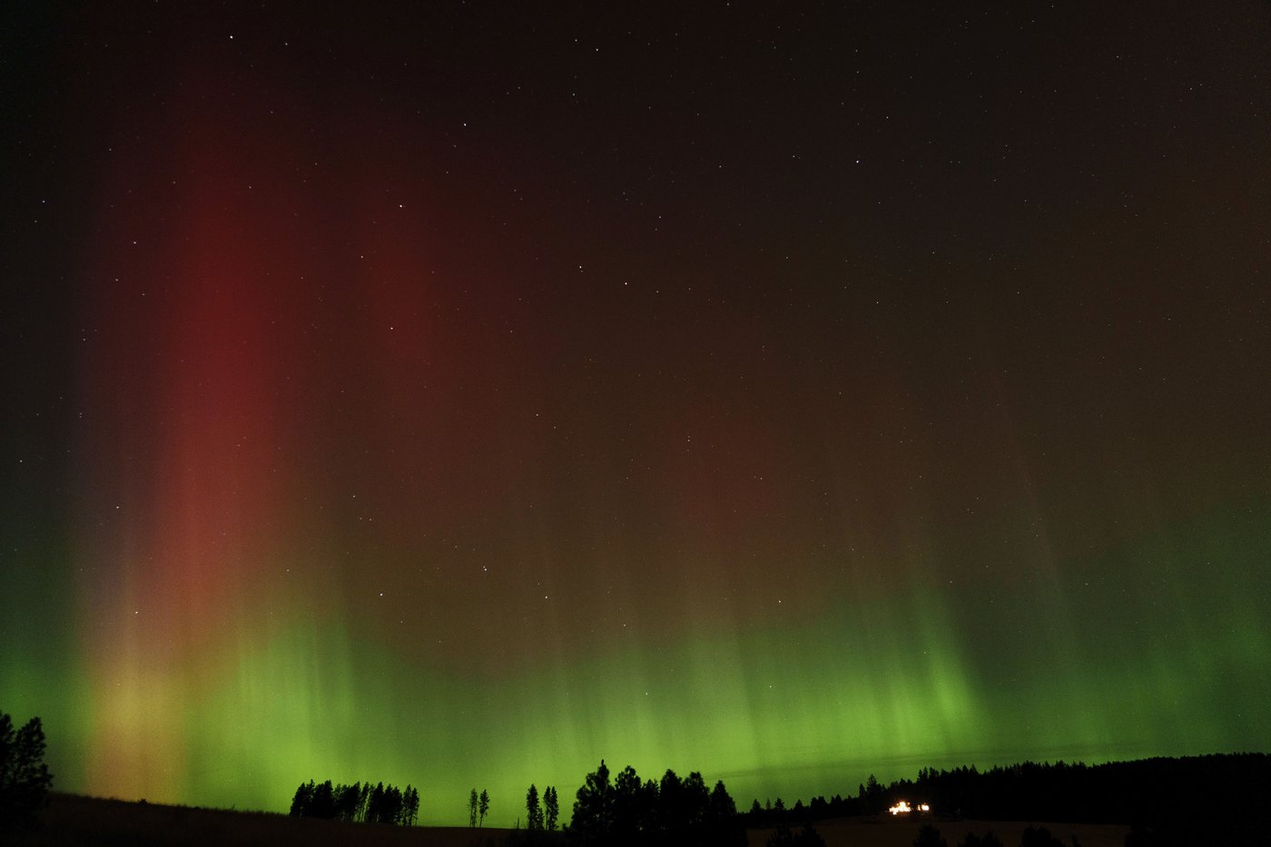 What's behind the northern lights that dazzled the sky farther south than normal | iNFOnews.ca