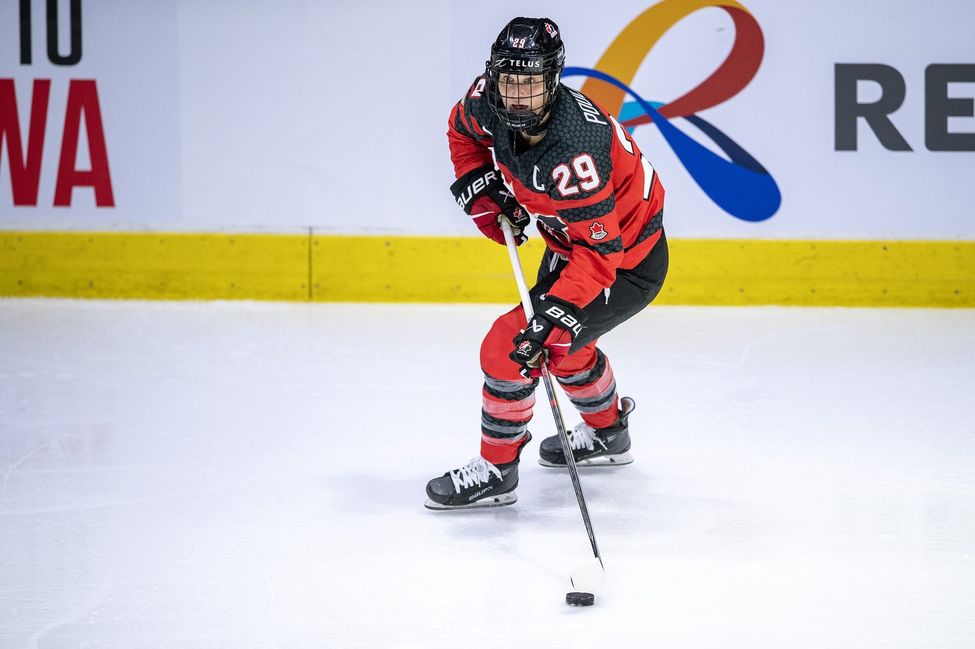 Poulin passes Wickenheiser's Canadian points record in women's world hockey | iNFOnews.ca