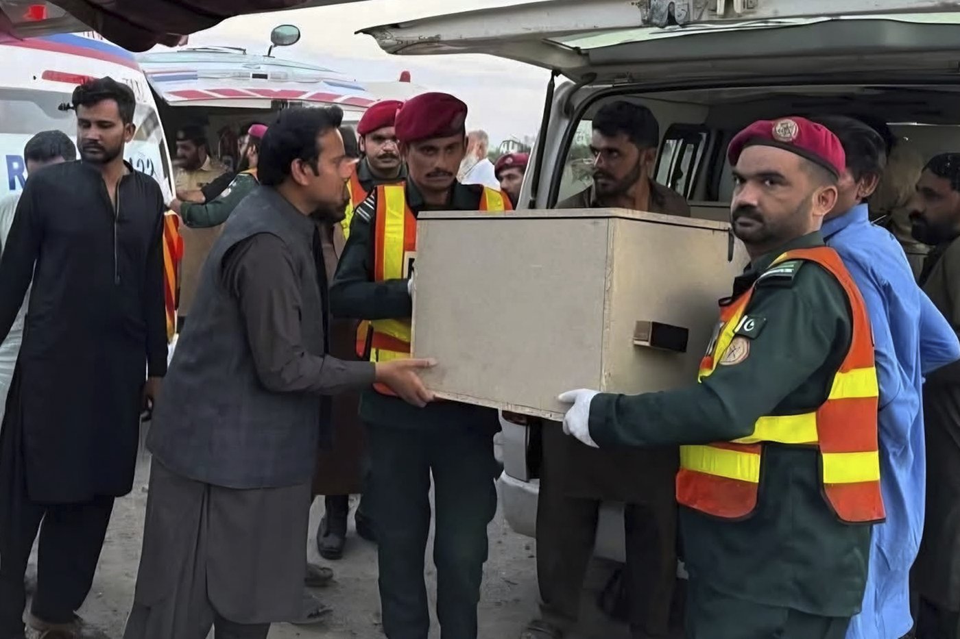 Gunmen abduct and kill 9 passengers from 2 buses on a southwestern Pakistan highway | iNFOnews.ca