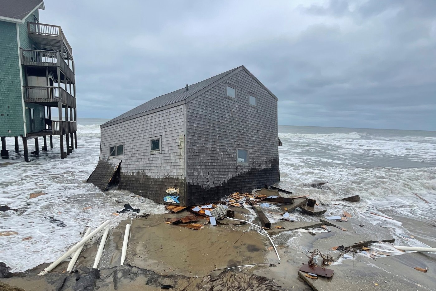 Another beachfront stilt house collapses into the surf on the Outer Banks | iNFOnews.ca