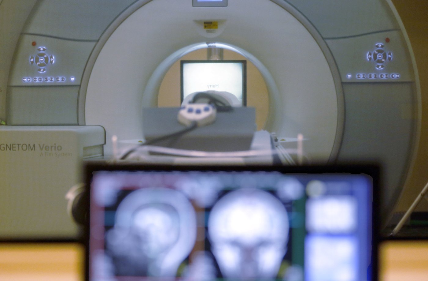 Man pulled into MRI machine after he walked into an exam room wearing a chain necklace | iNFOnews.ca