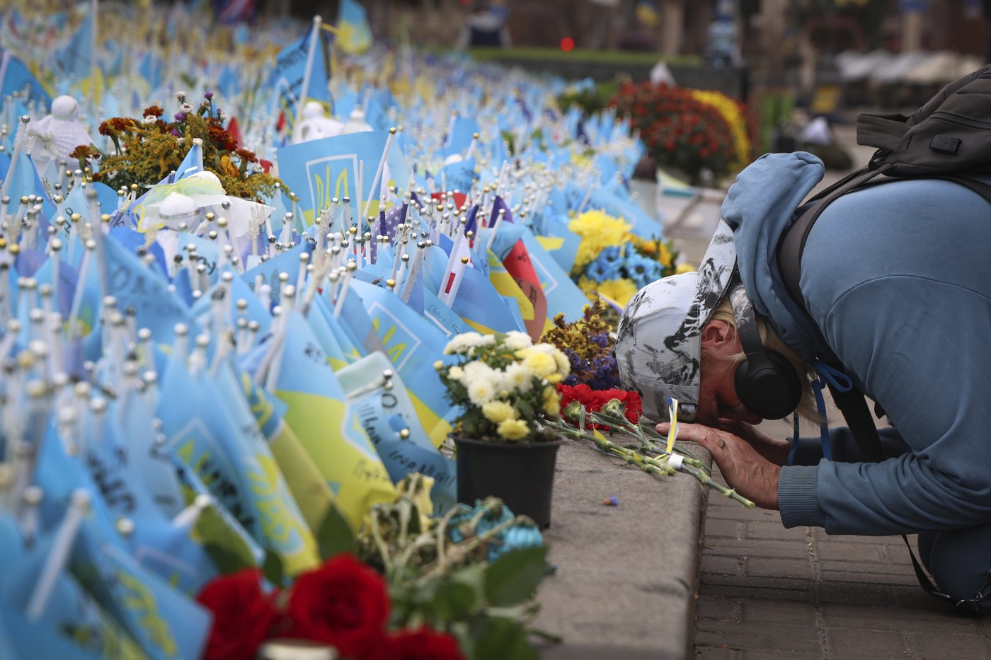 A makeshift memorial grows in Ukraine’s capital after 1,000 days of war | iNFOnews.ca