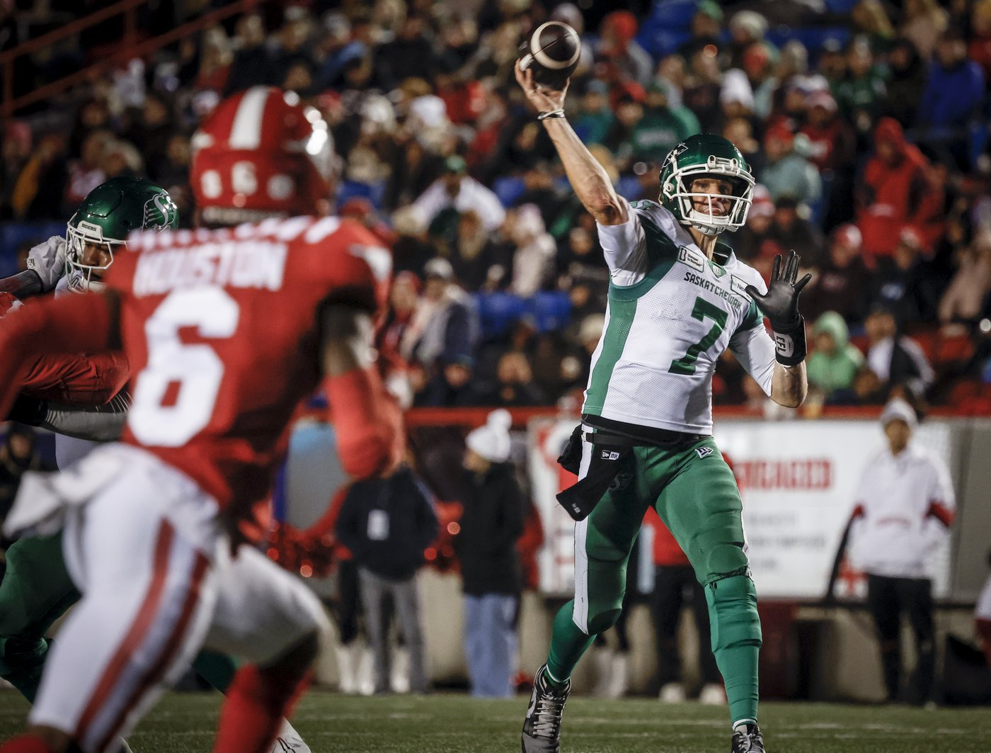 Saskatchewan Roughriders hold off the Calgary Stampeders 37-29 | iNFOnews.ca Saskatchewan Roughriders hold off the Calgary Stampeders 37-29 | iNFOnews.ca