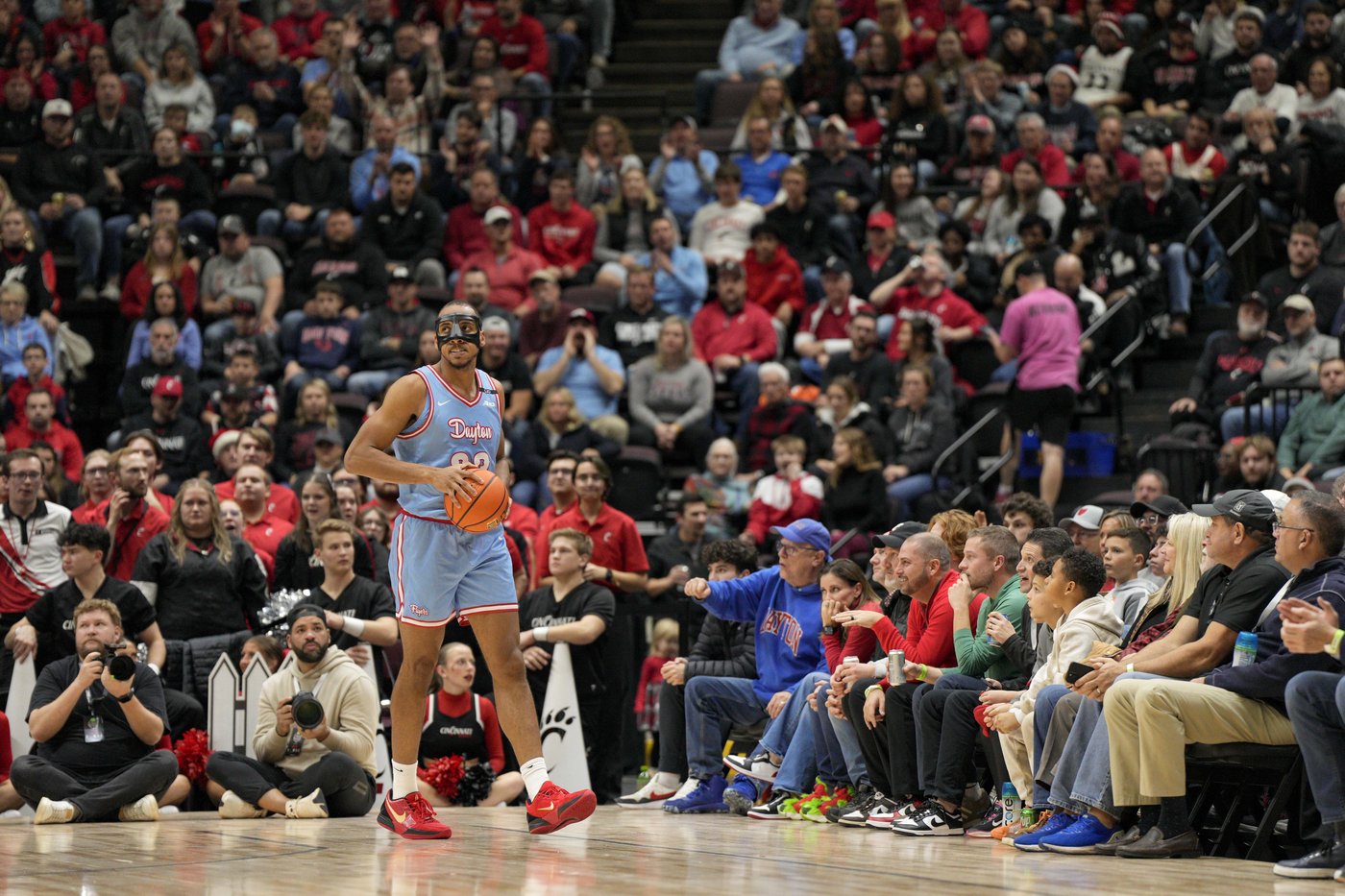 Skillings scores 17 and No. 19 Cincinnati outlasts No. 22 Dayton 66-59 | iNFOnews.ca