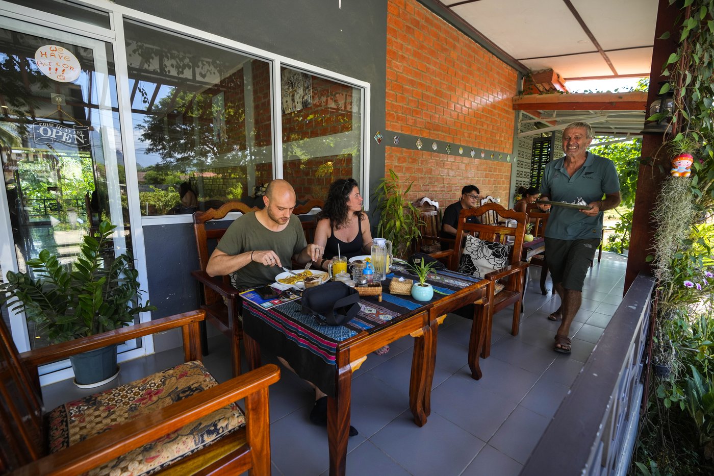 Deadly alcohol poisoning casts shadow over the Laotian backpacker town | iNFOnews.ca Deadly alcohol poisoning casts shadow over the Laotian backpacker town | iNFOnews.ca