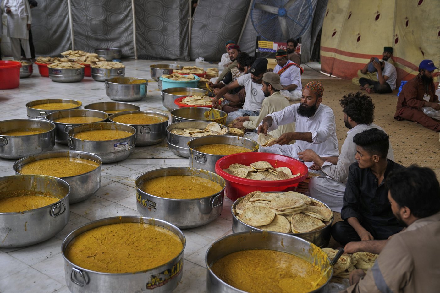 Photos of Pakistan honoring a Sufi saint with drumming, dancing, and bright lights | iNFOnews.ca