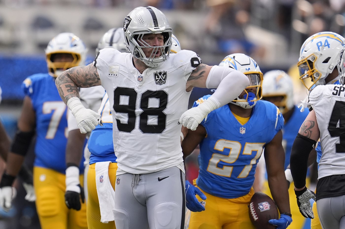 Crosby and Adams will not play against the Browns, adding to the Raiders' long injury list | iNFOnews.ca